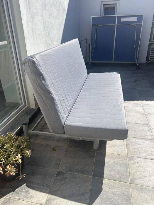 Sofa- cama com 2 capas - estrutura metalica- bom estado