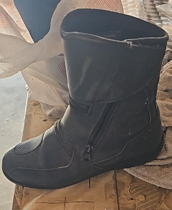 Capacete e luvas e botas de Moto