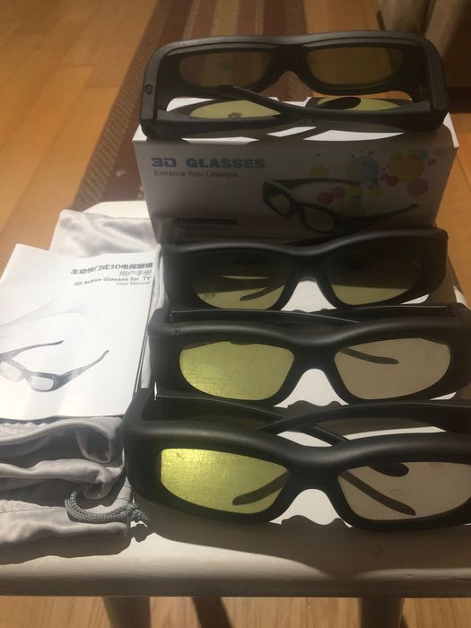 Panasonic TV 3D  117x69 with set of 4 rechargable 3D glasses