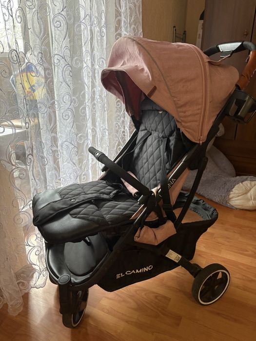 Коляска для дівчинки