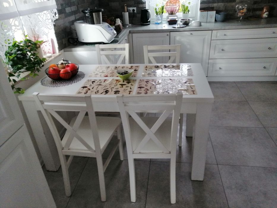 Drewniany, biały stół