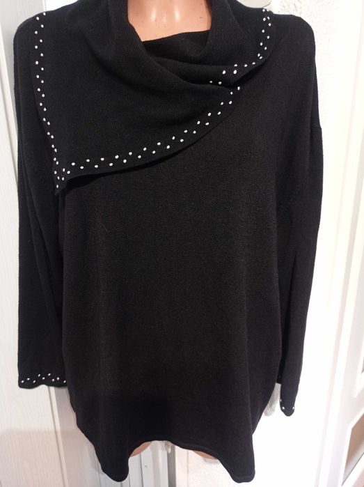 Sweter z golfem i białą lamówką