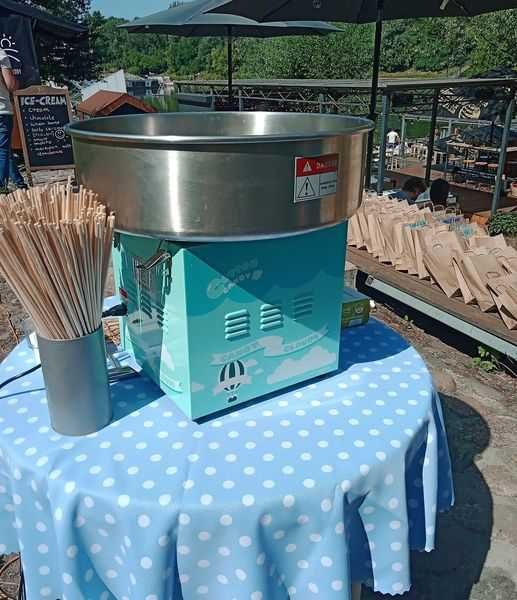 Stanowisko z watą cukrową i popcornem kolorowa smakowa wata