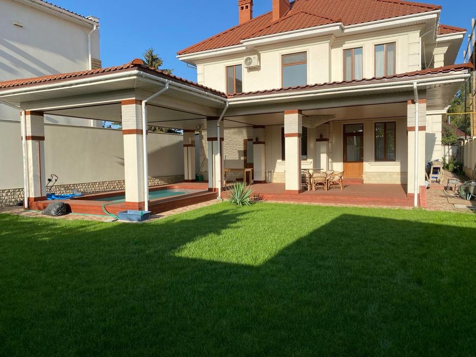 Дом с басСейном Фонтан