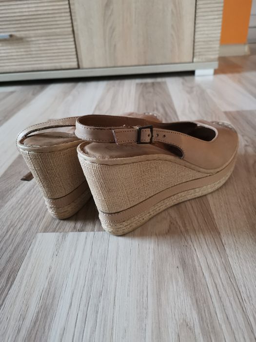 Sandały na koturnie Lasocki