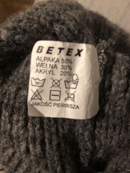 Czapka damska z pomponem