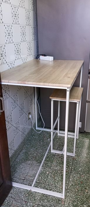 Mesa alta com 4 bancos