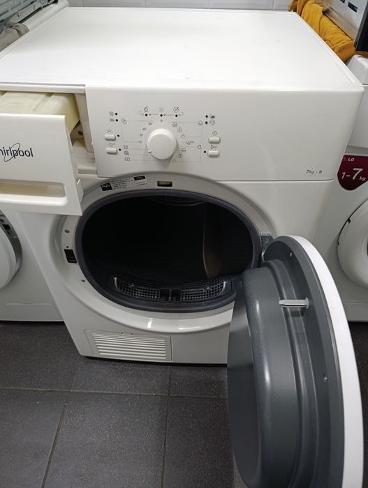 Máquina de secar roupa Whirlpool.