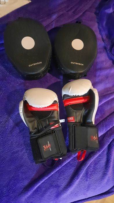 Luvas boxe e almofadas para socos