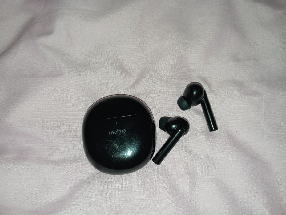 Słuchawki douszne czarne realme bund air model RMA 210