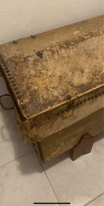 Baú arca em pele com pés removiveis