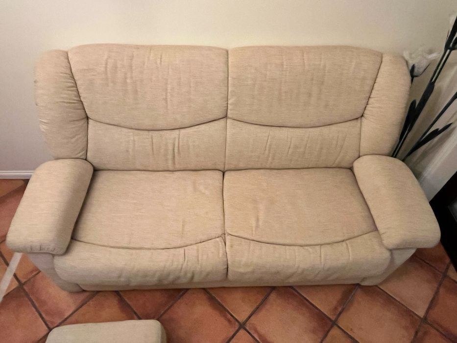 Sofá 3 Lugares na cor bege