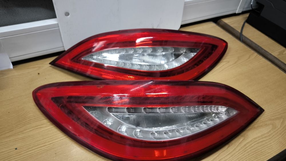 Dois Farolins de Mercedes CLS