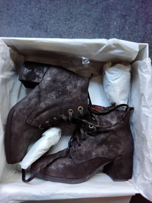 Botki sznurowane zamszowe.