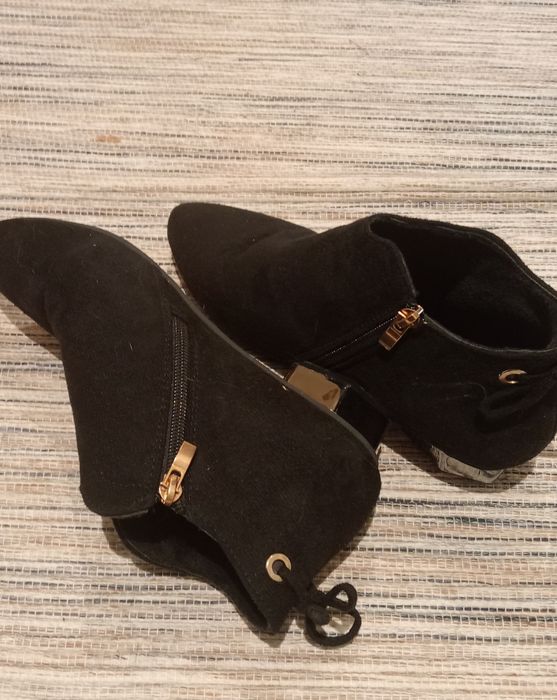 Botins pretos com fecho