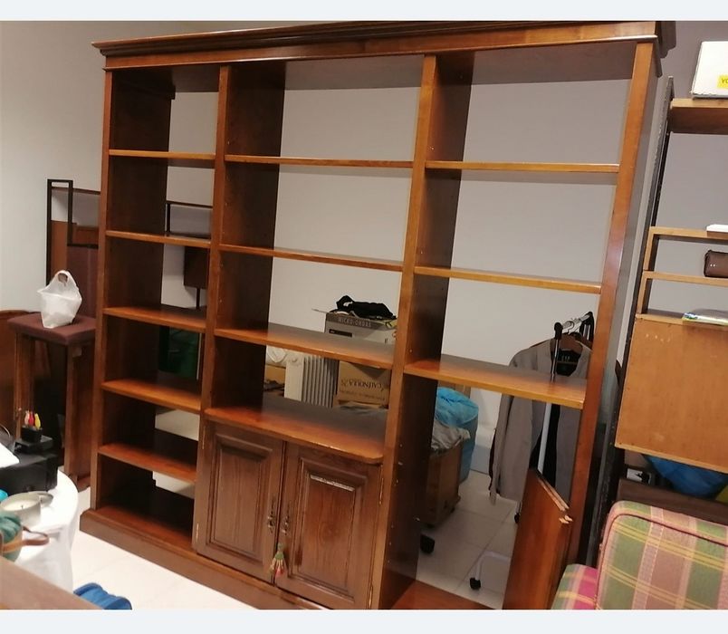 Estante grande em madeira