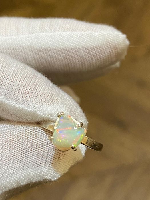 Pierścionek ze srebra z naturalnym opalem