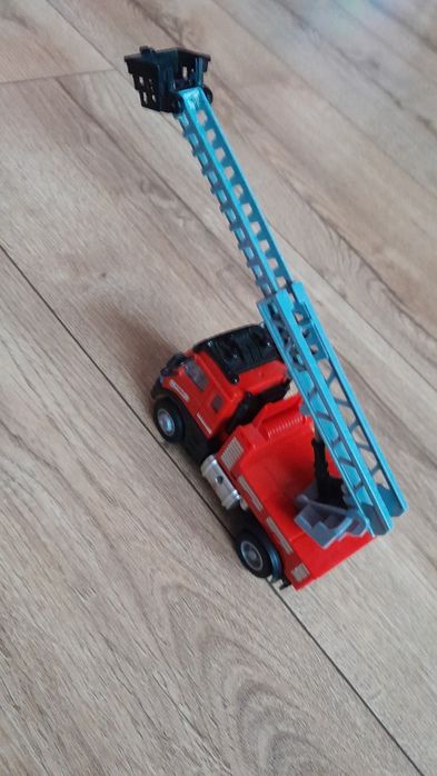 Wóz strażacki z wysuwana drabiną.