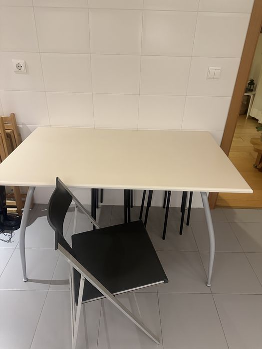 Mesa branca de cozinha, pés cinzentos