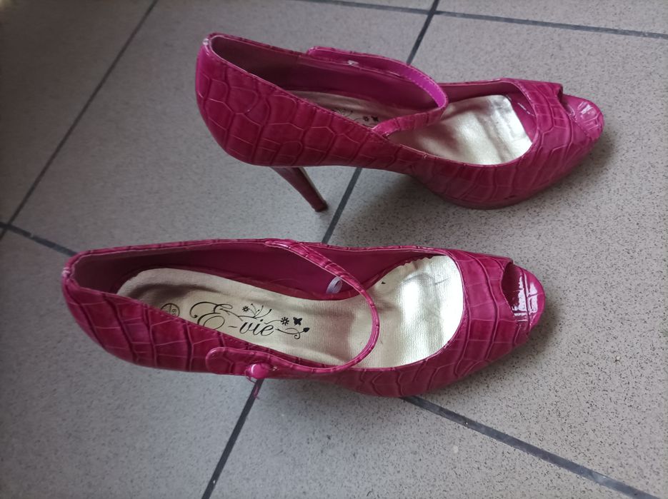 Buty na obcasie różowe rozm. 39