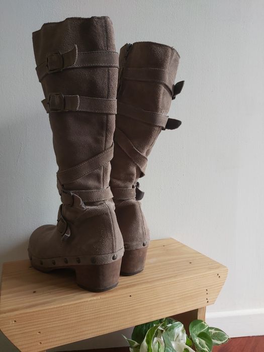 Botas de cano alto e pele