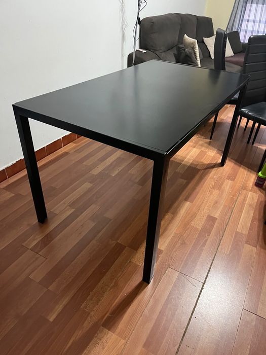 Mesa preta , 4 cadeiras