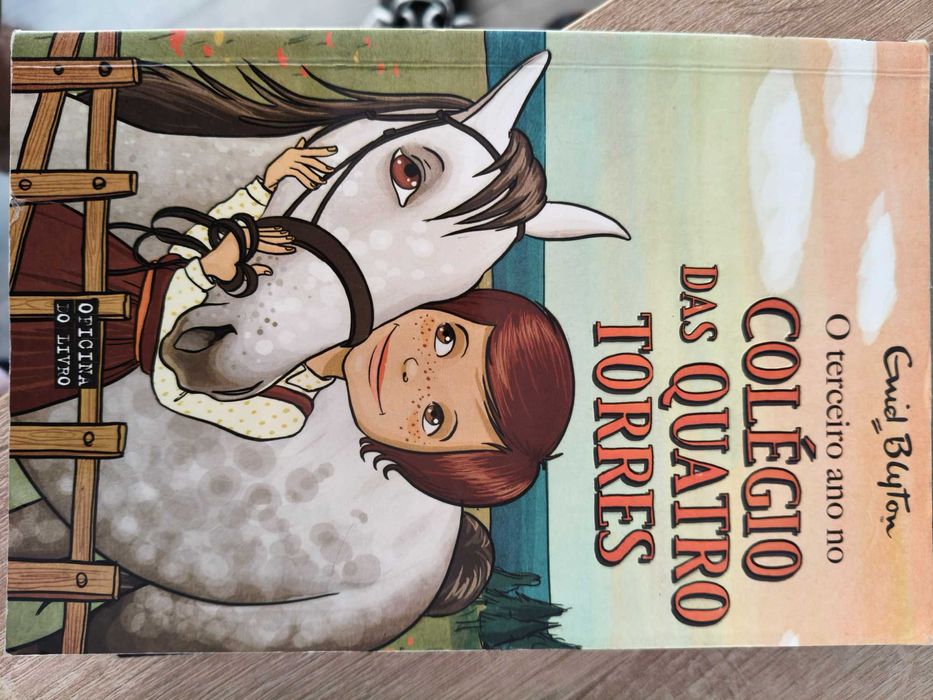 Coleção de Livros - Colégio das Quatro Torres