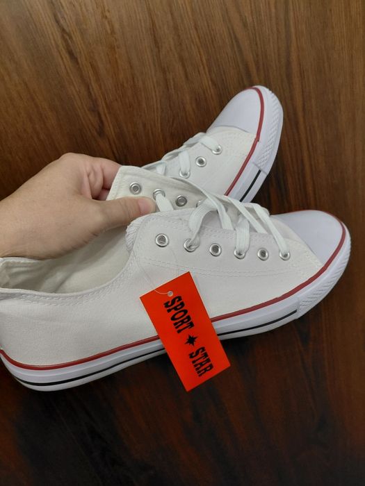 Białe nowe unisex tenisówki