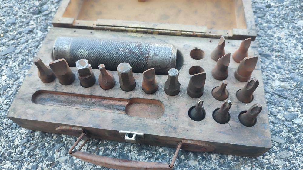 Conjunto antigo de chaves de impacto