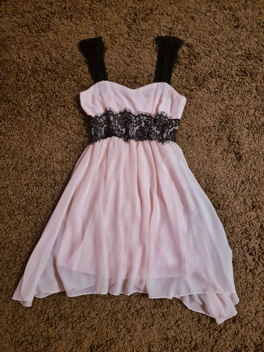 Szyfonowa sukienka pudrowy róż czarny koronka