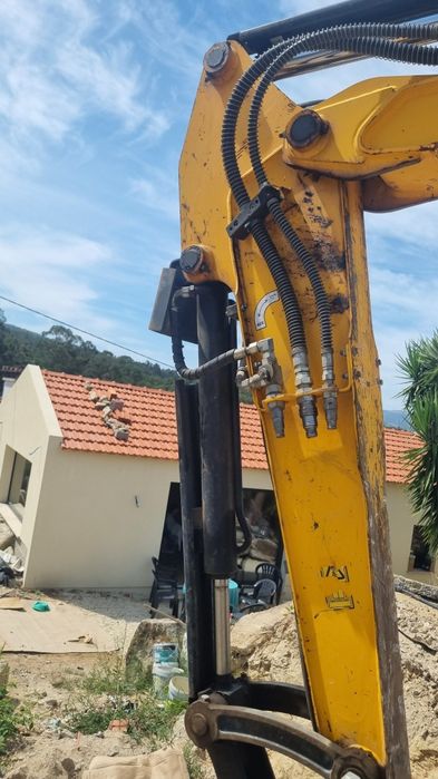 Giratoria Jcb 55z-1 com 4 baldes e martelo hidraulico