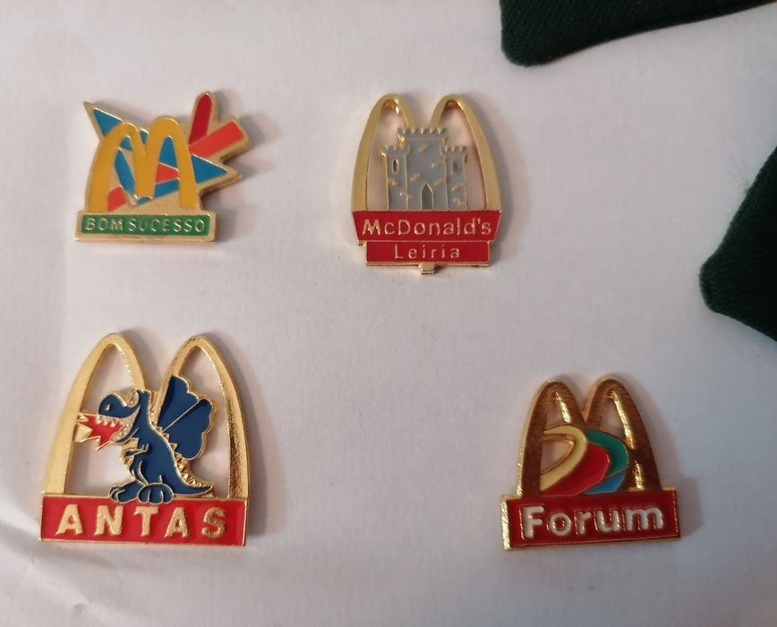 Bonita colecção 31 pins diferentes do Mac Donalds c/ laço em tecido