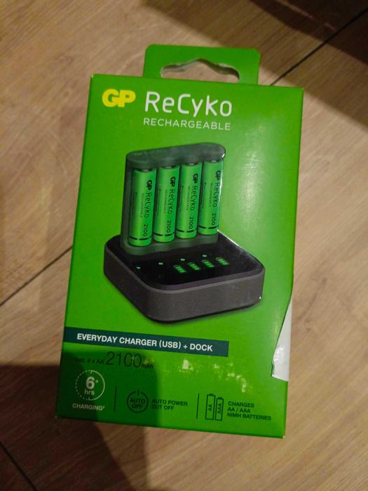 Ładowarka baterii akumulatorków GP ReCyko B421 D451 + 4 akumulatory