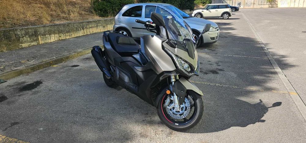 Kymco AK550 Premium com Top Case e Quad Lock