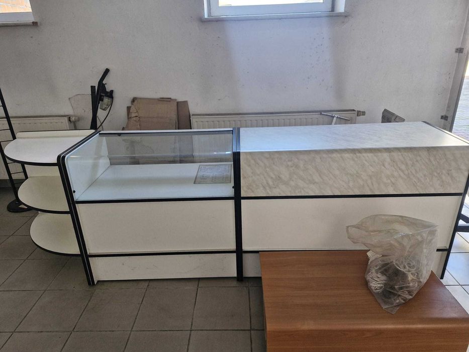 artykuły do wyposażenia sklepu- pozostałości po zlikwidowanym sklepie