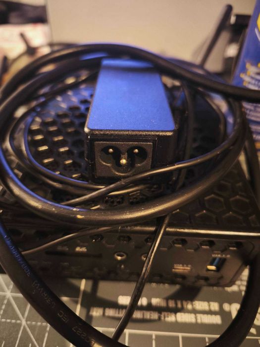 Computador mini, silencioso, em ótimo estado e com caixa.