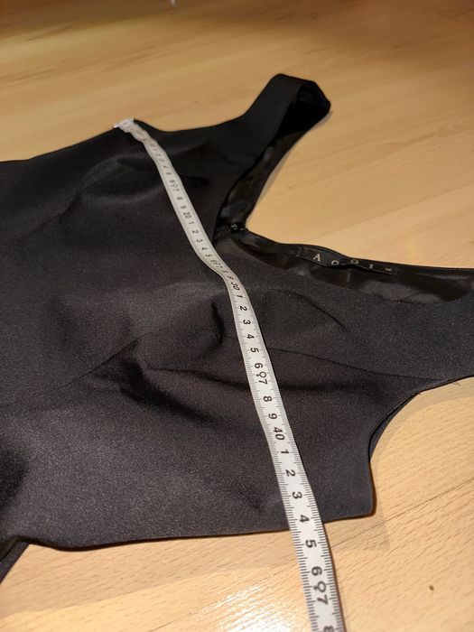 Aggi sukienka midi czarny satynowy bez ramion