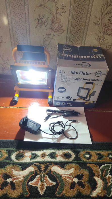 акамуляторний прожектор ,ліхтар