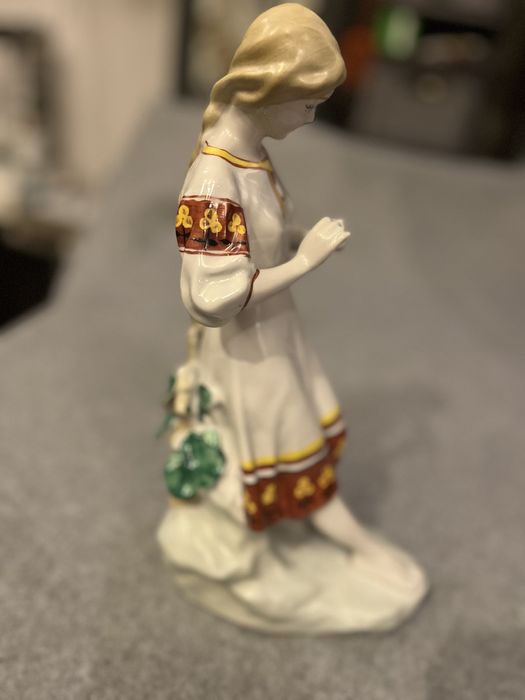 Figurka Dziewczyna z kwiatem w dłoni