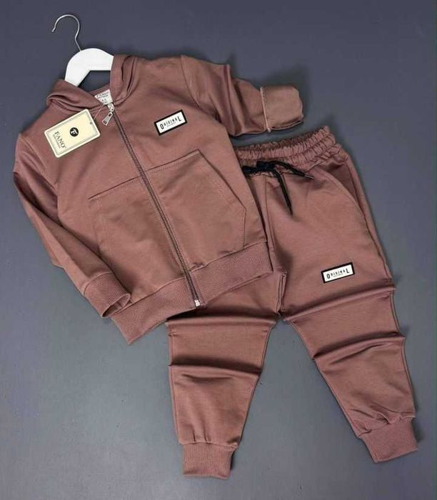 Dres chłopięcy brązowy 146/152