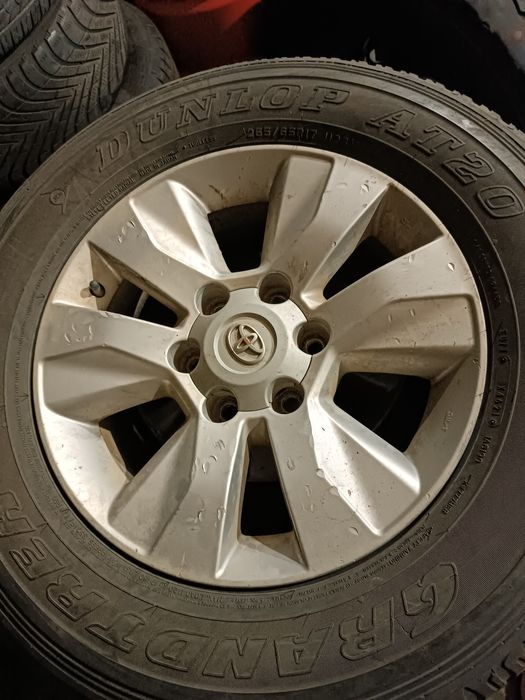 2 jantes de Toyota Hilux com pneus