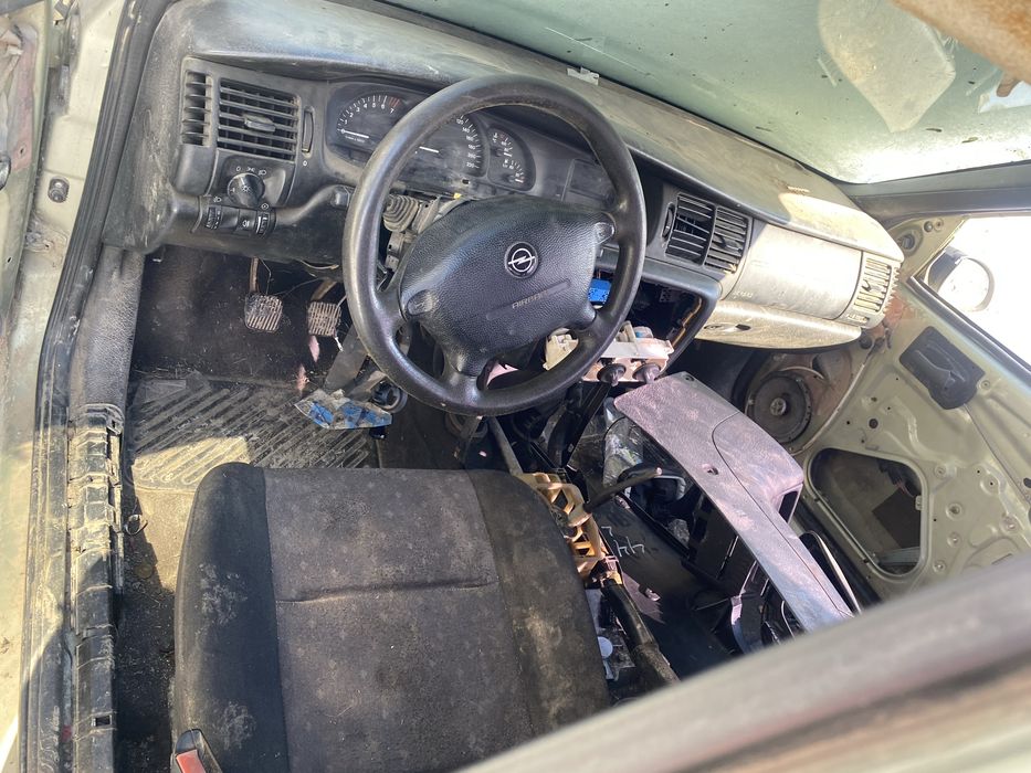 Розбір по запчастинах автомобіля опель векра б 1.6