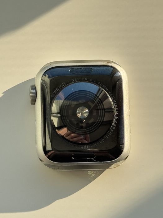 Продам Apple Watch 4