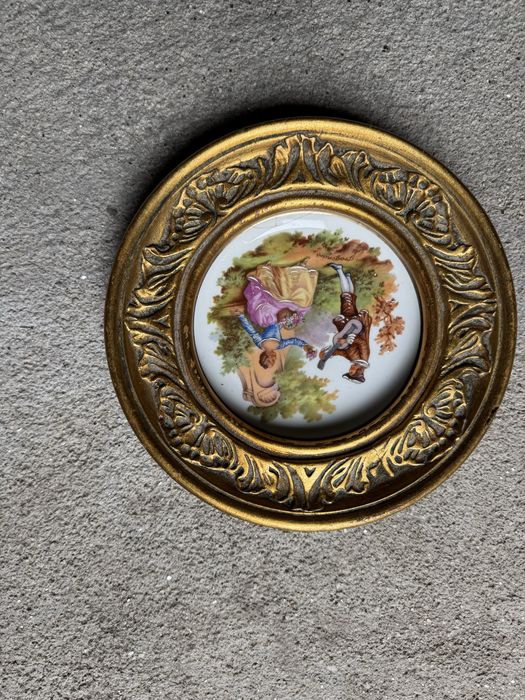 Quadro redondo com moldura dourada e pintura em porcelana
