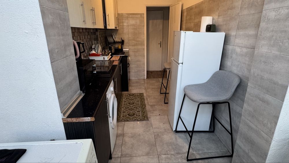 Arrenda-se quarto casal no centro de corroios.