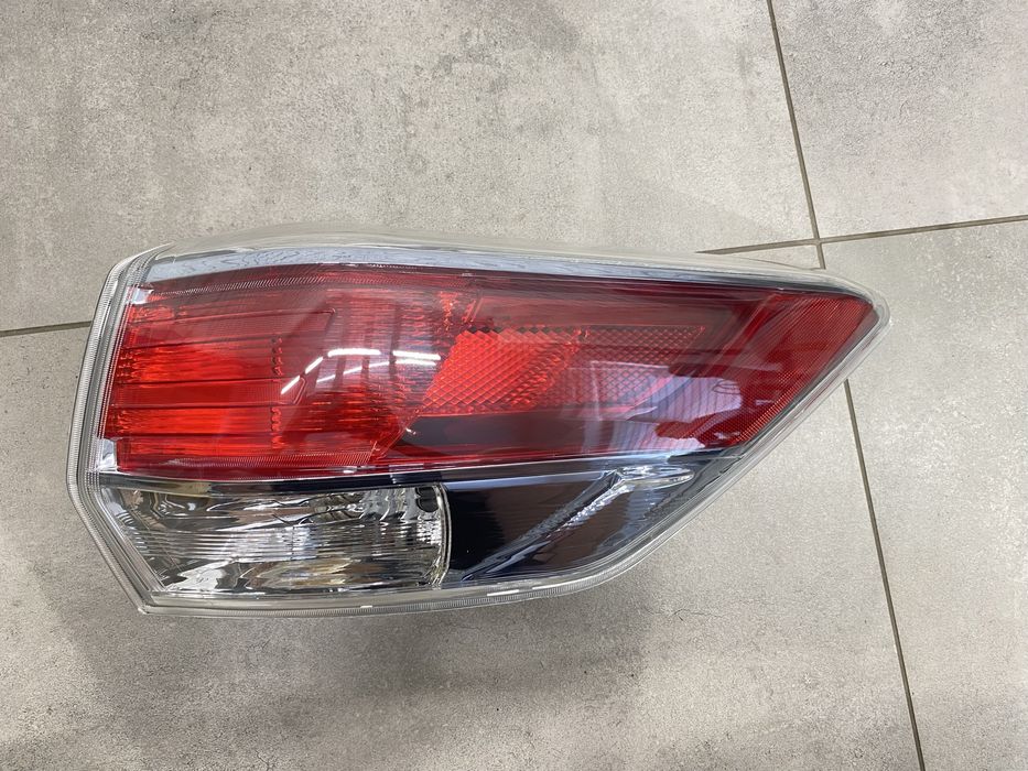 Задній правий ліхтар Toyota Highlander 2015.Новий! З дефектом, дешево!