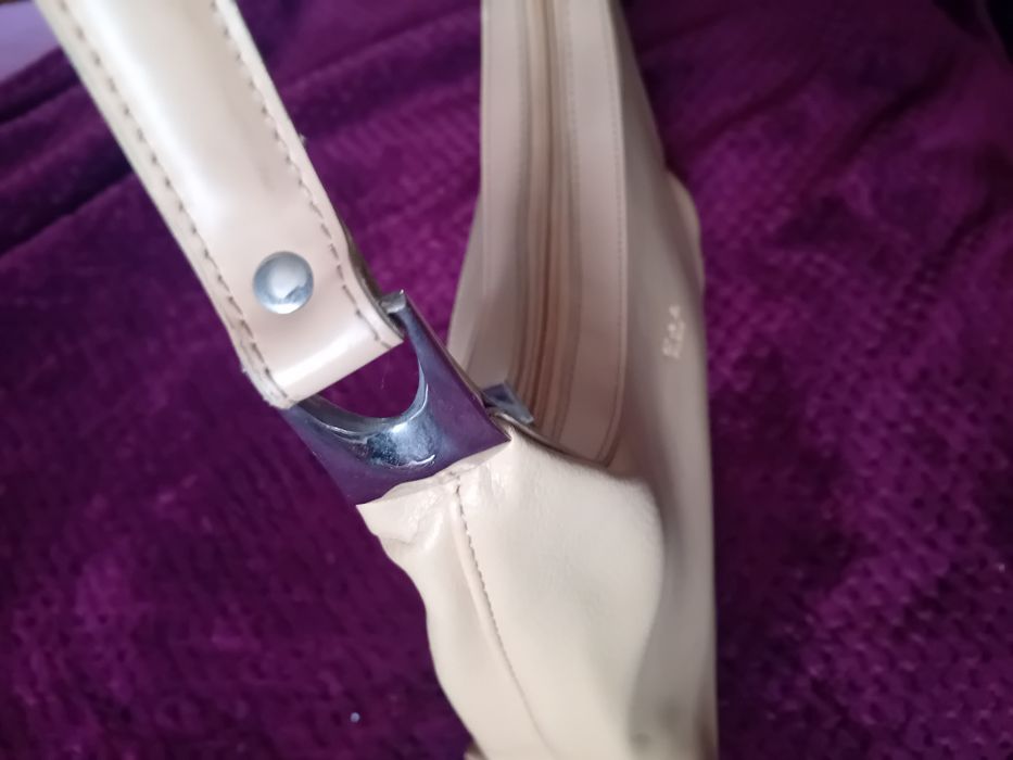 Mala  de ombro estilo hobo na cor bege/areia da C&L Paris