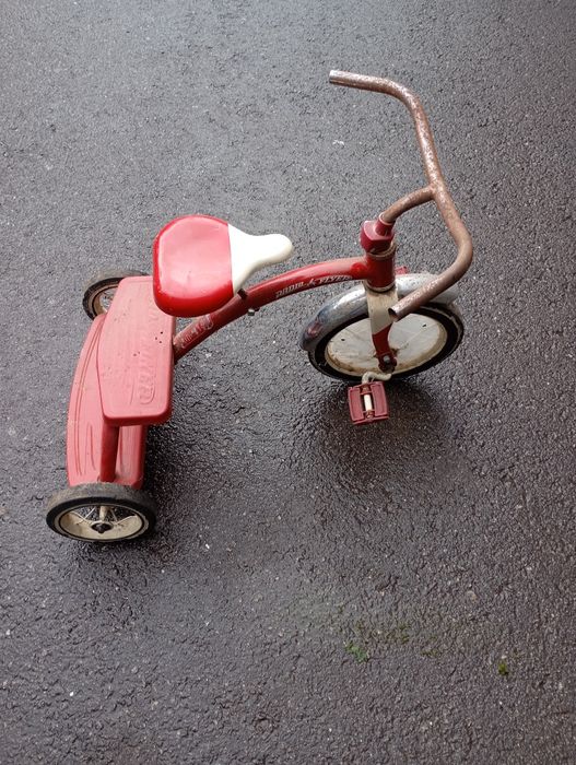 Vendo este triciclo muito bonito todo em ferro