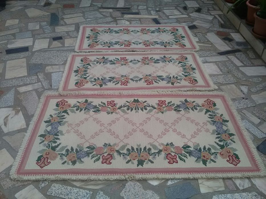 Quatro conjuntos de três tapetoes arraiolos para quarto novos