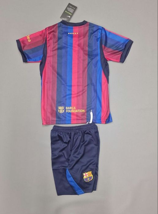 Kit de camisola e calção do Barcelona